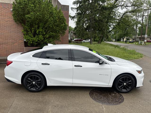 2017 Chevrolet Malibu 1LT photo 3