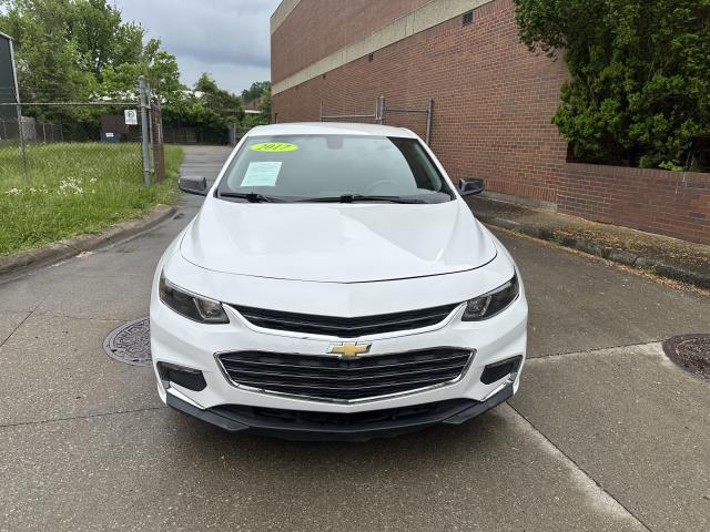 2017 Chevrolet Malibu 1LT photo 2