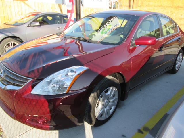 2010 Nissan Altima S photo 2